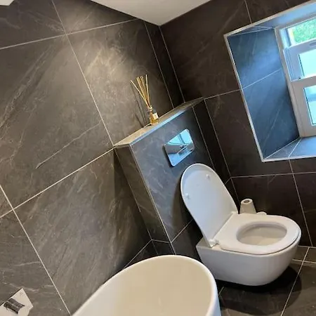 1 The Derry, Luxury 3 Bedroom - Holiday home