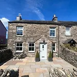 1 The Derry, Luxury 3 Bedroom - بيت للعطل