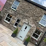 1 The Derry, Luxury 3 Bedroom -