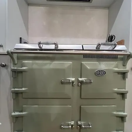 1 The Derry, Luxury 3 Bedroom -