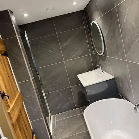 1 The Derry, Luxury 3 Bedroom - *