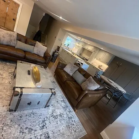 1 The Derry, Luxury 3 Bedroom - *